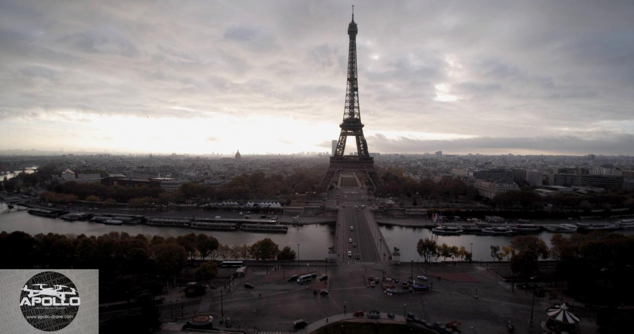 Photo aérienne de la tour Eiffel à Paris prise par un drone