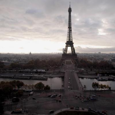 Photo aérienne de la tour Eiffel à Paris prise par un drone