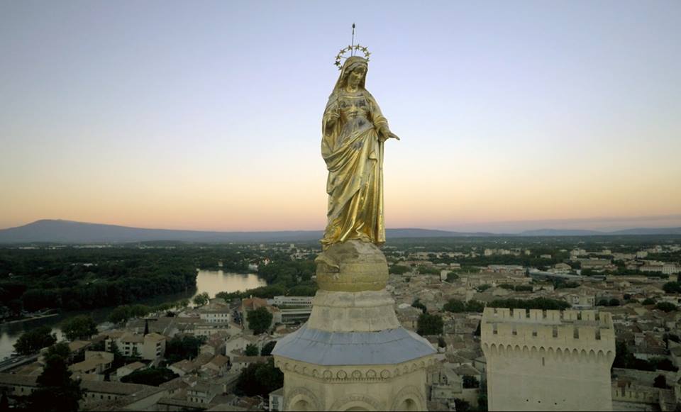 Photo aérienne de la vierge sur le Palais des Papes à Avignon