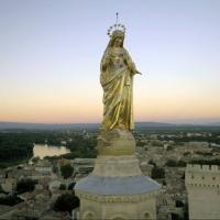 Photo aérienne de la vierge sur le Palais des Papes à Avignon