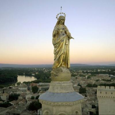 Photo aérienne de la vierge sur le Palais des Papes à Avignon