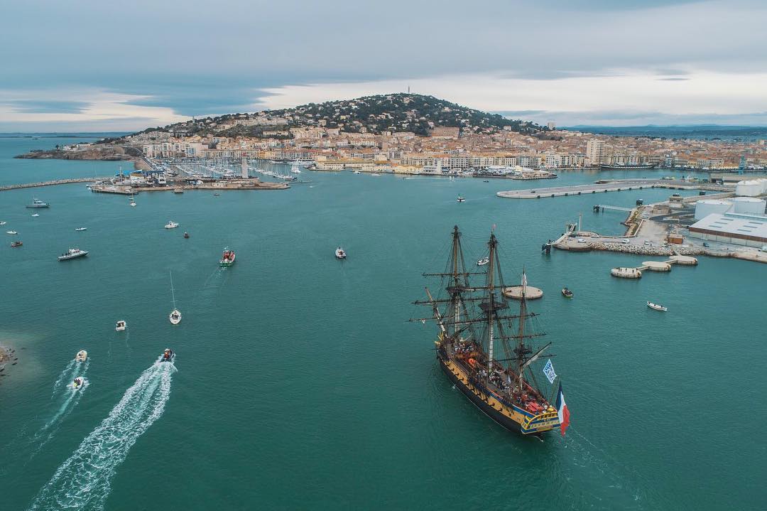 Photo aérienne de la ville de Sète, vue du ciel par drone