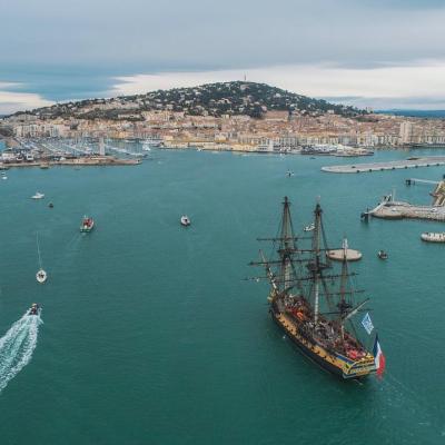 Photo aérienne de la ville de Sète, vue du ciel par drone