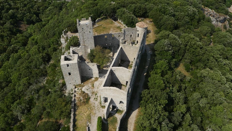 Photo aérienne du Château de Tornac Gard et la région Languedoc-Roussillon