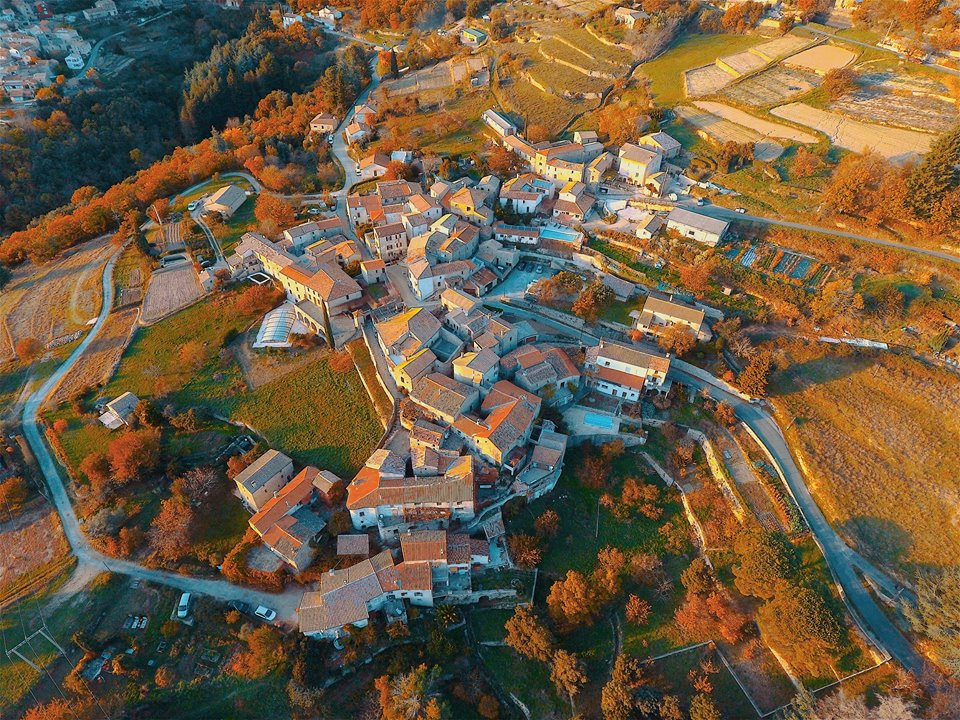 Photo aérienne du village d’Ardaillers dans le Languedoc