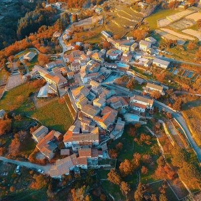Photo aérienne du village d’Ardaillers dans le Languedoc