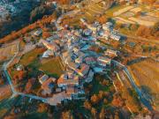Photo aérienne du village d’Ardaillers dans le Languedoc
