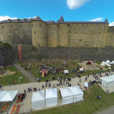 Photographie aérienne d'un événement culturel dans les Ardennes Grand-Est