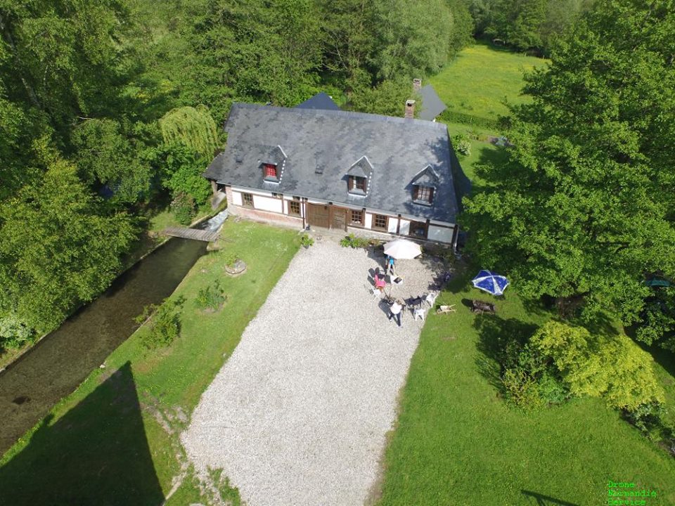 Photo aerienne d'une maison par un drone