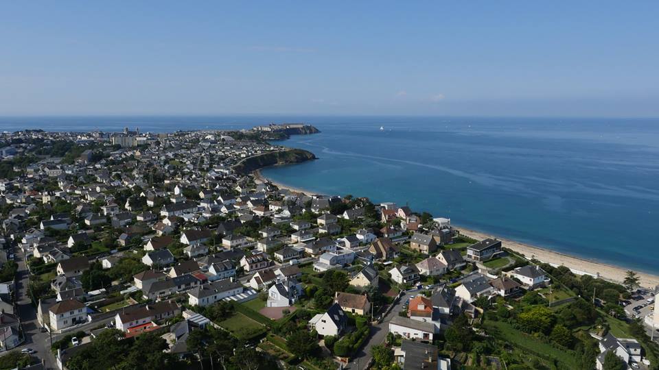 Photo aérienne par drone de Granville en Normandie