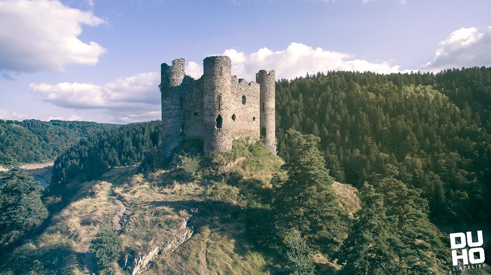 Photo aérienne par drone du château d'Alleuze