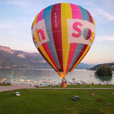 Photo aerienne par drone mongolfiere au lac d'Annecy