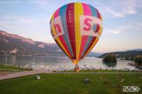 Photo aerienne par drone mongolfiere au lac d'Annecy