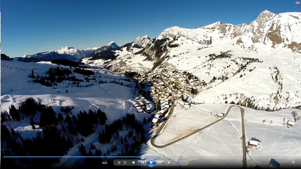 Photo aerienne par drone ville de montagne dans la neige