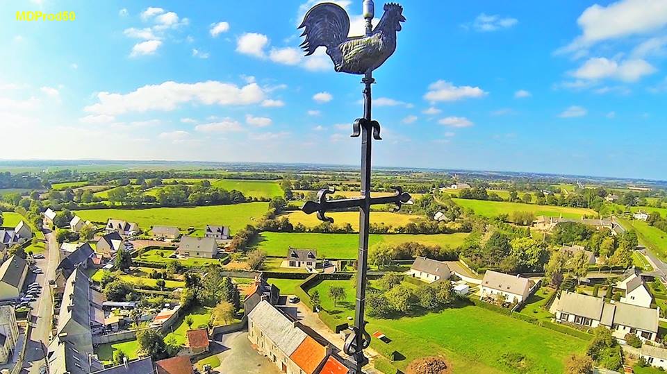 Photo aérienne pour inspection par drone de la croix du clocher d'église