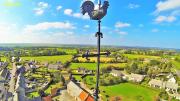 Photo aérienne pour inspection par drone de la croix du clocher d'église