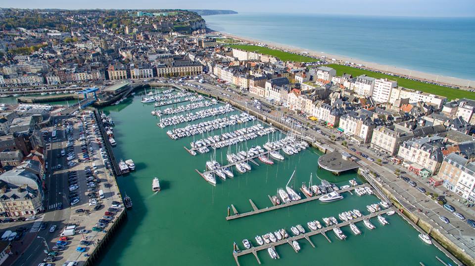 Photo aérienne village bord de mer