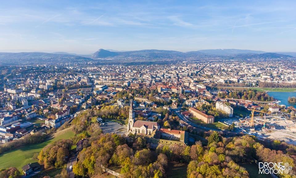 photo d'ANNECY et de la Basilique de la Visitation au dessus du Lac