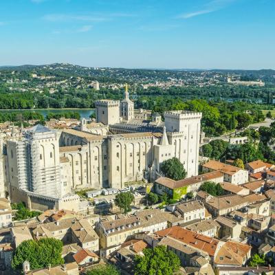 Photo de la ville d’Avignon, en vue aérienne par drone