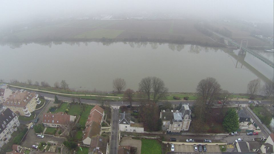 Photo aérienne de drone village et-riviere dans la brume