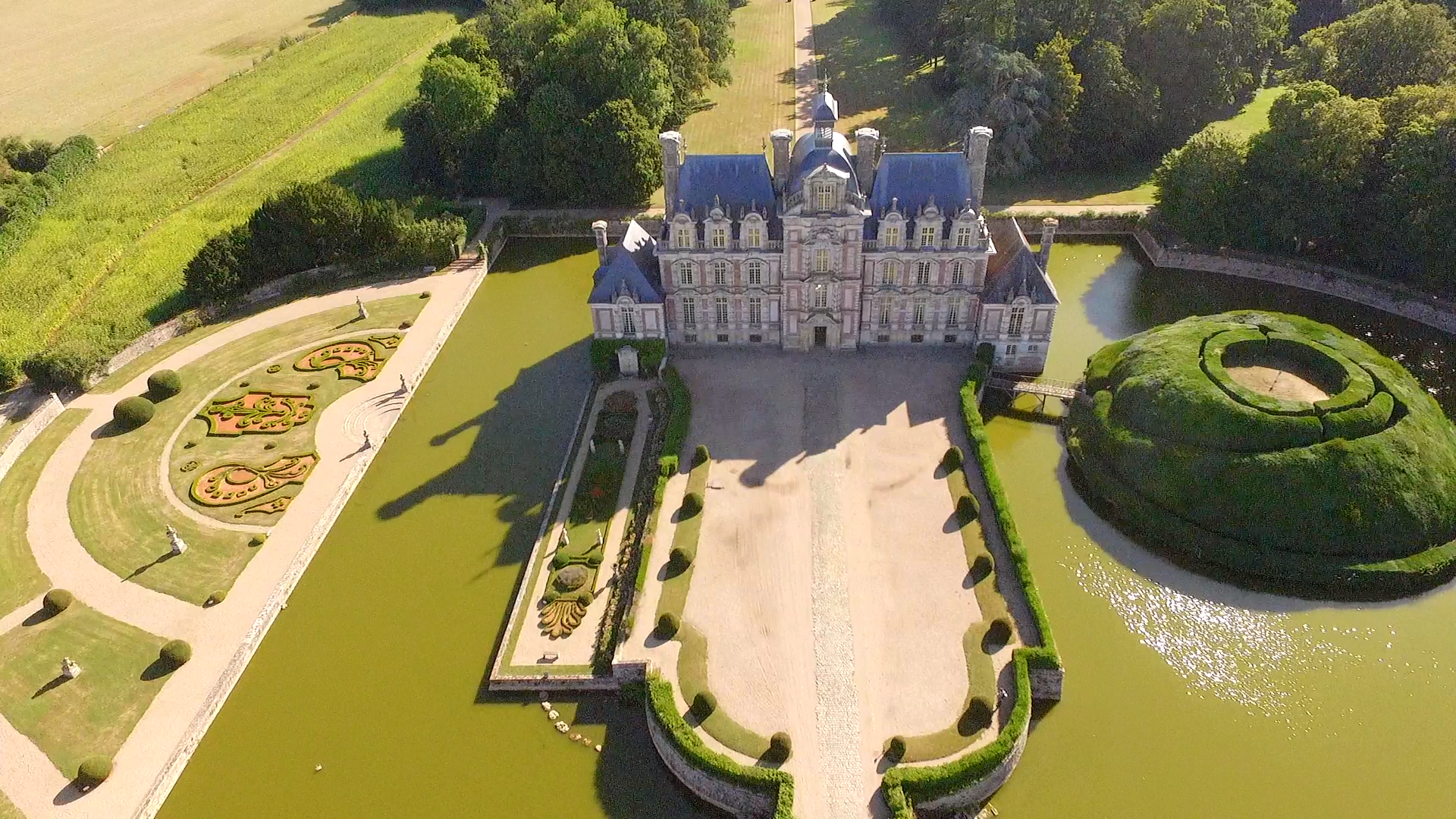 Photo château de Beaumesnil vue aérienne par drone Normandie