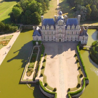 Photo château de Beaumesnil vue aérienne par drone Normandie