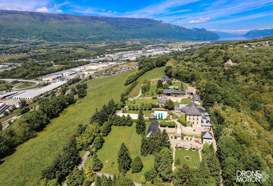 photo par drone du Chateau de Candy sur les hauteurs de Chambery en Savoie