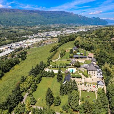 photo par drone du Chateau de Candy sur les hauteurs de Chambery en Savoie