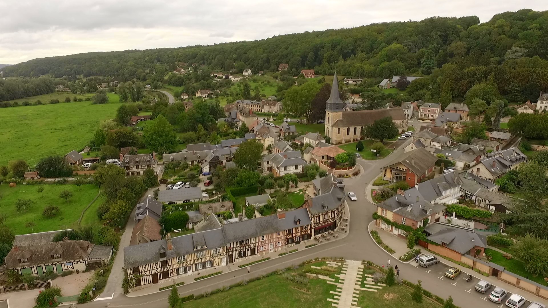Photo par drone village du Bec-Hellouin en Normandie