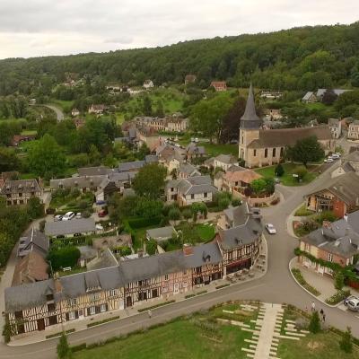 Photo par drone village du Bec-Hellouin en Normandie