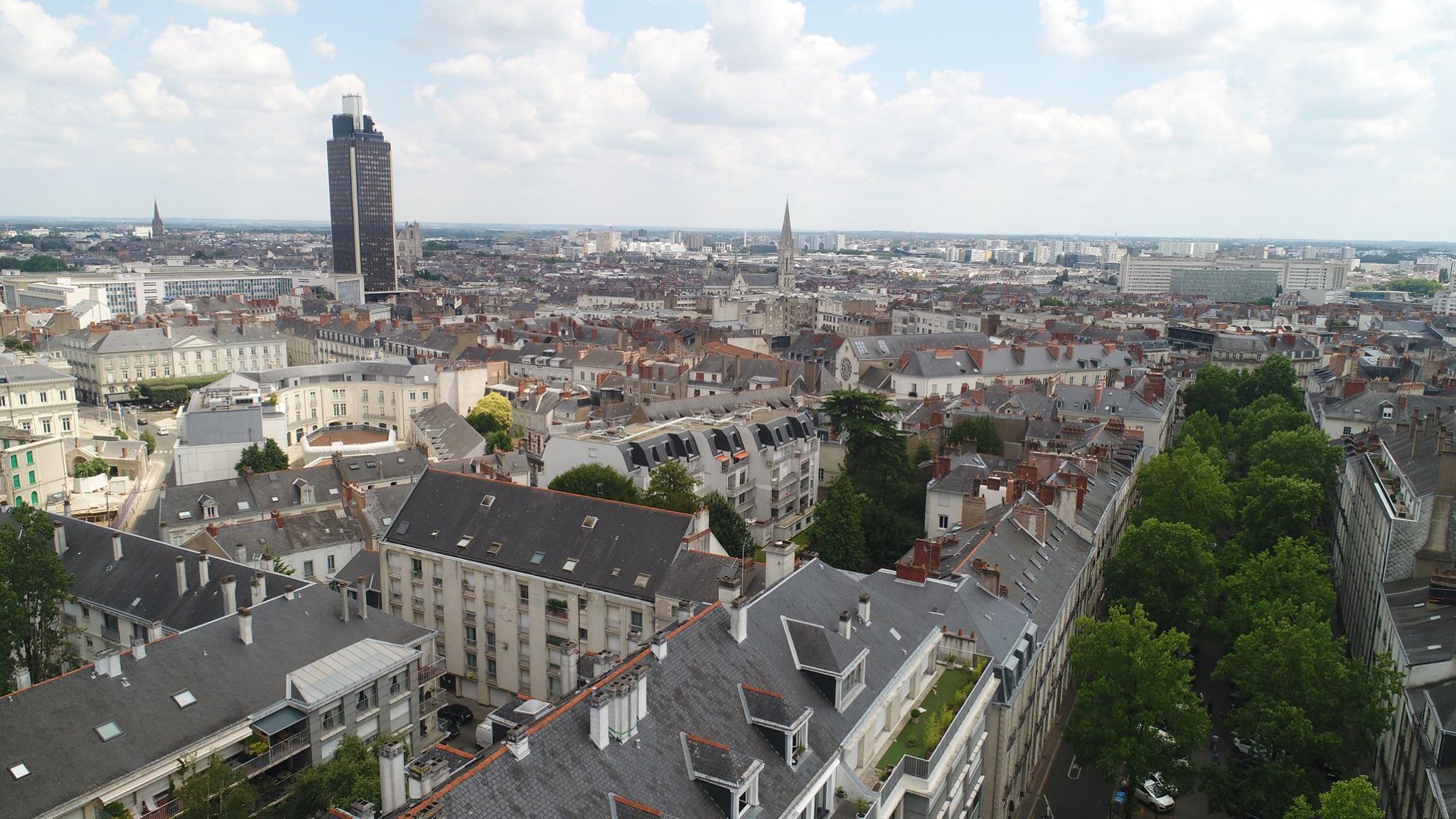 Photographie aérienne de la ville de Nantes par drone