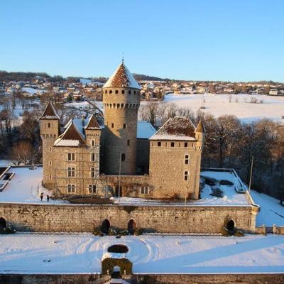 photographie aérienne par drone du Chateau de Montrottier près d'Annecy