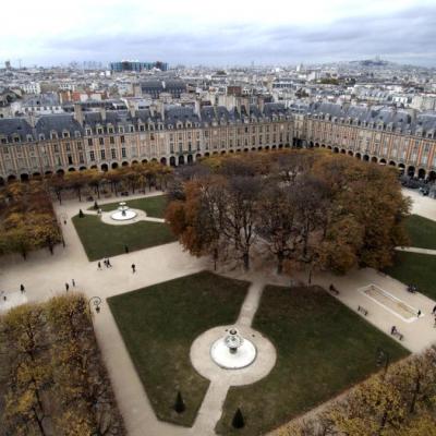 Place des Vosges à Paris en vue aérienne par drone