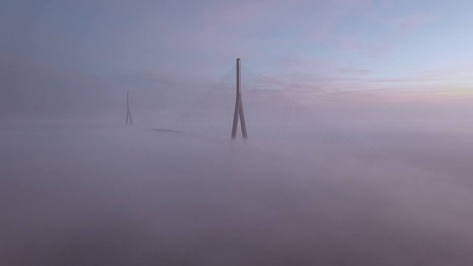 Pont de Normandie photographier dans la brume par drone