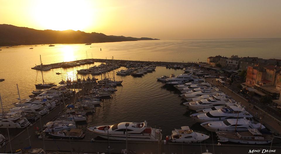 Port de Corse avec couché de soleil photographié par un drone