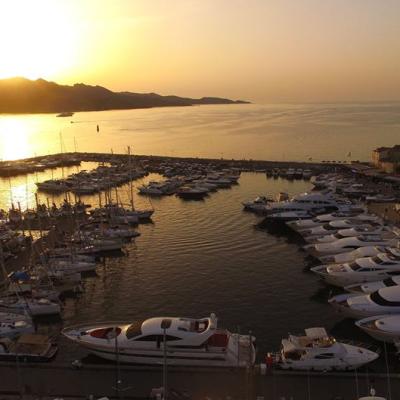Port de Corse avec couché de soleil photographié par un drone