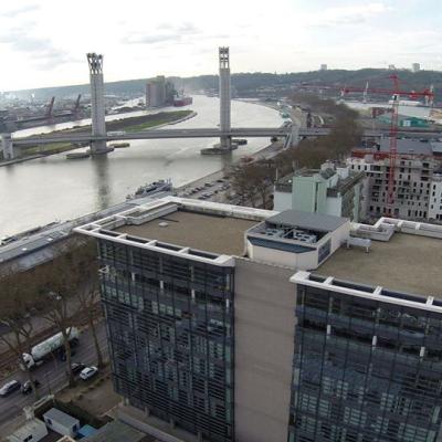 Prise de vue aérienne de la ville de Rouen par un drone