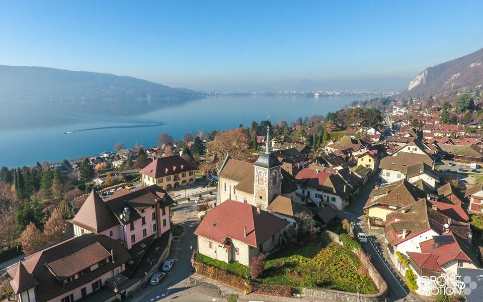 prise de vue aérienne par drone de Veyrier et son église