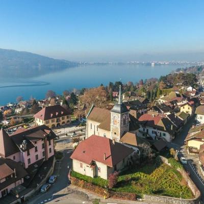 prise de vue aérienne par drone de Veyrier et son église