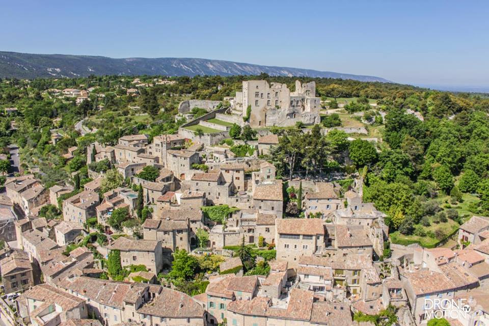 Provence-Alpes-Côte-d’Azur Vue aérienne du village de Lacoste dans le Luberon