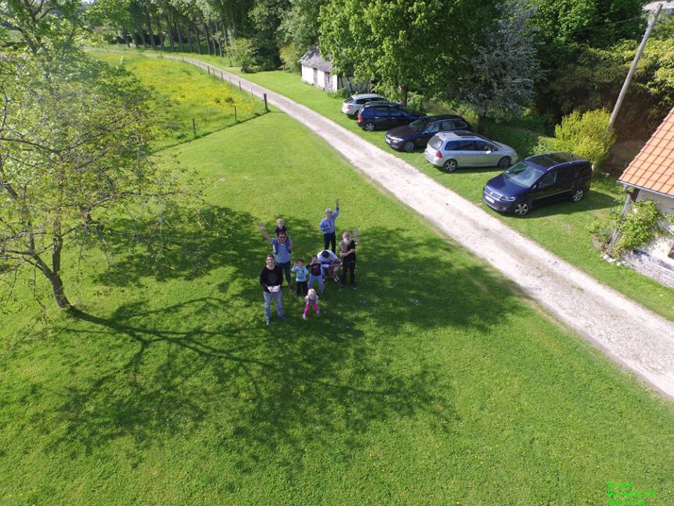 Réunion de famille photographiée d'un drone