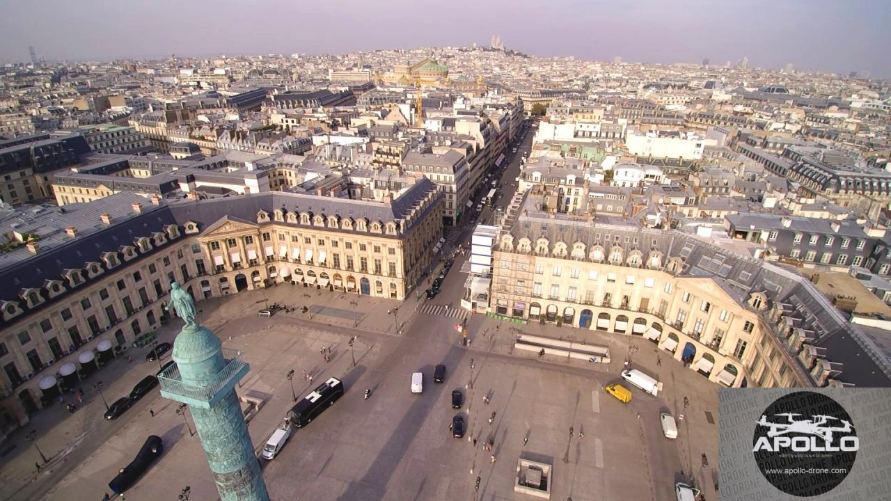 Sacré-coeur à Paris photographié de la place Vendome par un drone