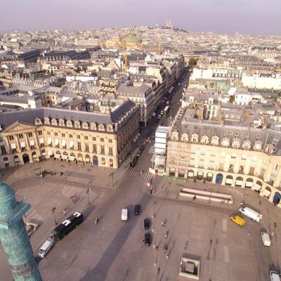 Sacré-coeur à Paris photographié de la place Vendome par un drone