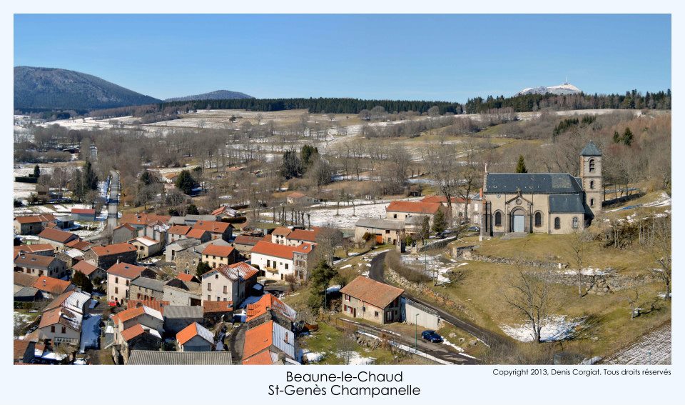 Saint-Gènes-Champanelle, village vue du ciel par un drone