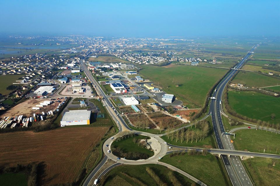 Saint-Hilaire-du-Harcouët dans la Manche en vue aérienne