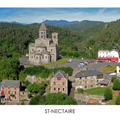 Saint-Nectaire, village photographié par un drone
