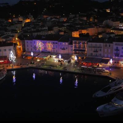Saint-Tropez en vue aérienne par drone la nuit
