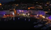 Saint-Tropez en vue aérienne par drone la nuit