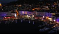 Saint-Tropez en vue aérienne par drone la nuit