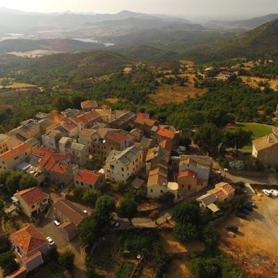 Village dans les montagnes Corse photographié par un drone